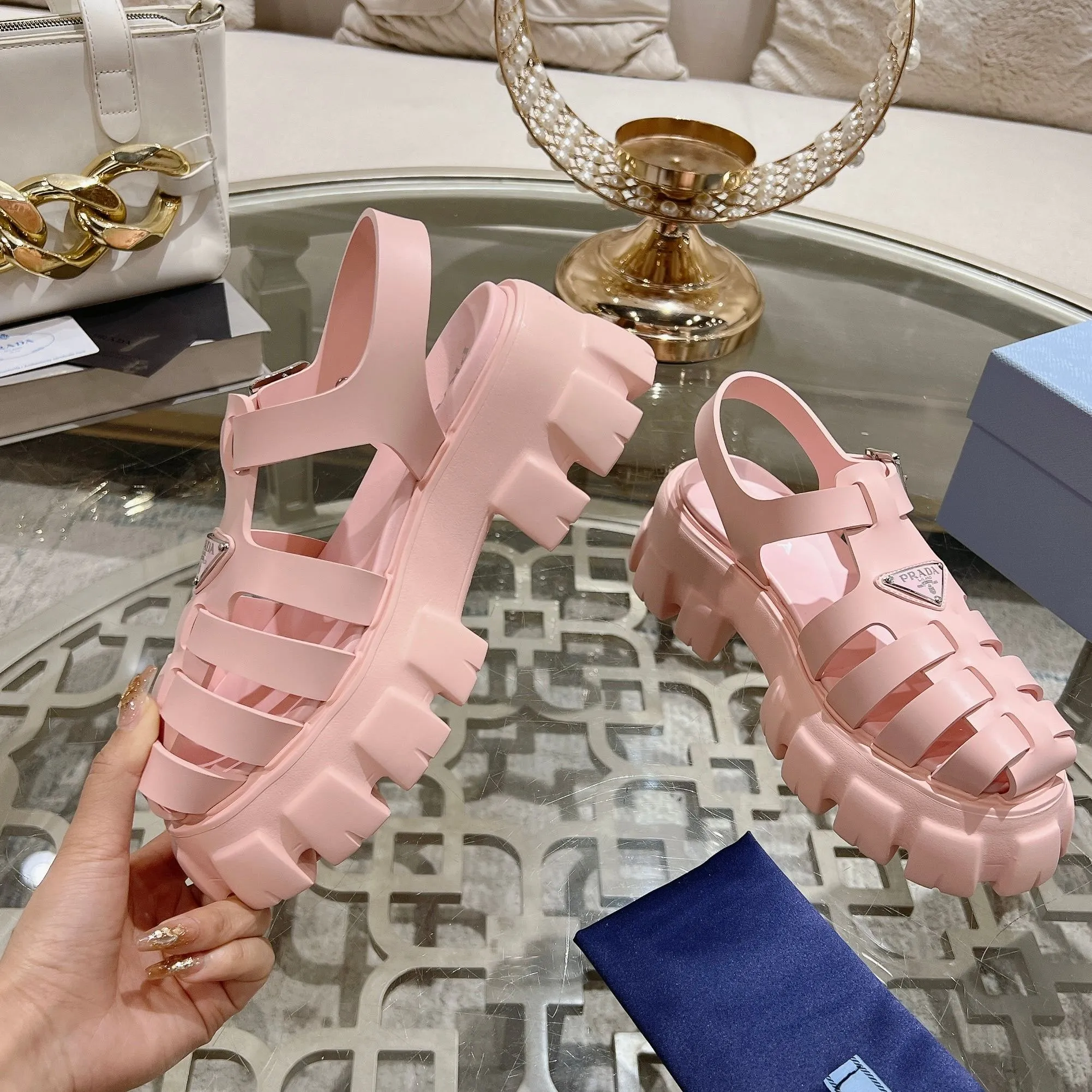 👟👟Ex-factory price 440👟👟 Prada's new spring and summer sawtooth Roman thick-soled rubber sandals, retro, fashionable and avant-garde gear teeth 55mm, thick-soled soles with rubber uppers, making the whole pair of shoes light and comfortable, bright colors, satisfying a variety of choices for fashionable people with different styles! The iconic metal triangle logo is paired with the shape of ancient beach sandals. Every design element is fashionable! Code number 35-40